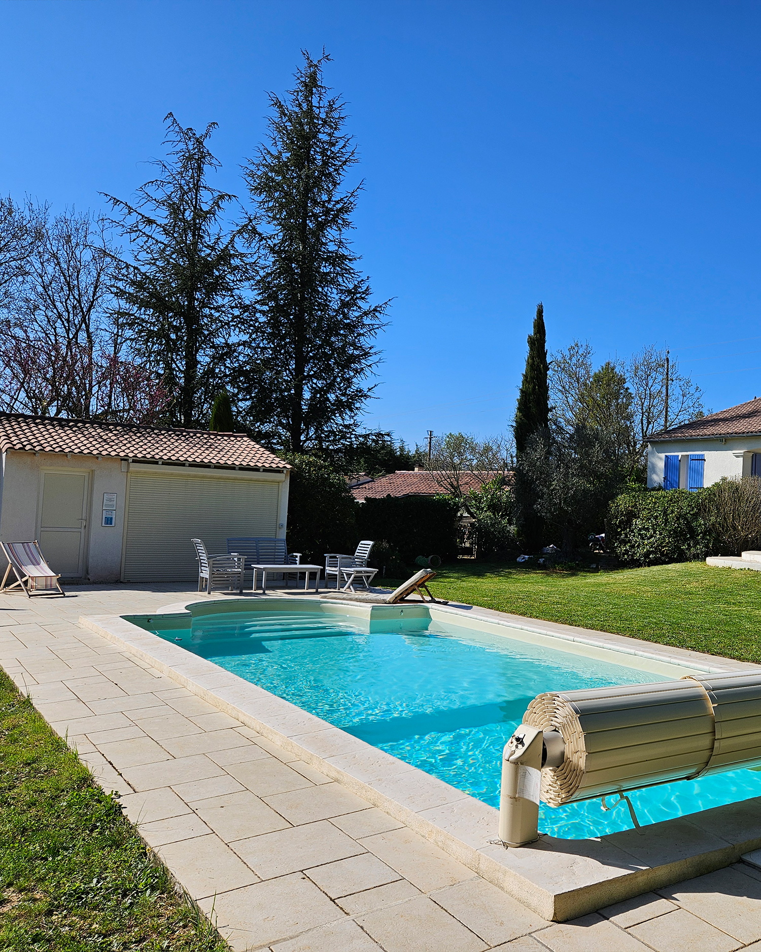 Het zwembad en het poolhouse
